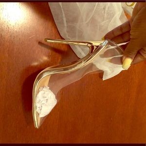 Clear and comfortable pumps